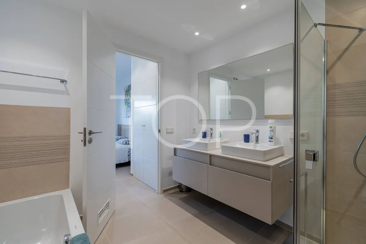 One-bedroom apartment in the luxurious Jardines de los Menceyes, Palm-Mar, Arona