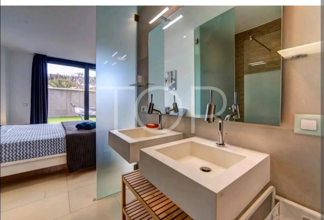 Moderno apartamento de dos dormitorios en el exclusivo complejo Las Olas en Palm-Mar, Arona