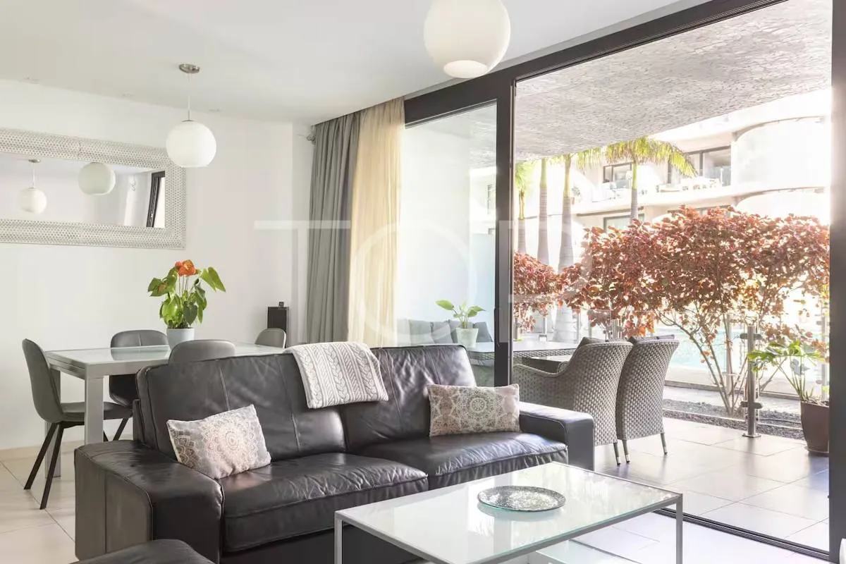 Moderno apartamento de dos dormitorios en el exclusivo complejo Las Olas en Palm-Mar, Arona