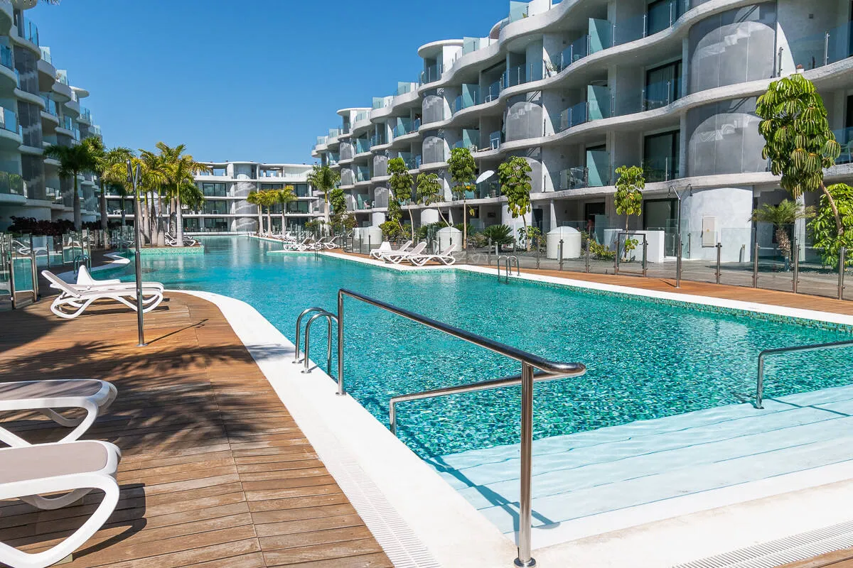 Moderno apartamento de dos dormitorios en el exclusivo complejo Las Olas en Palm-Mar, Arona