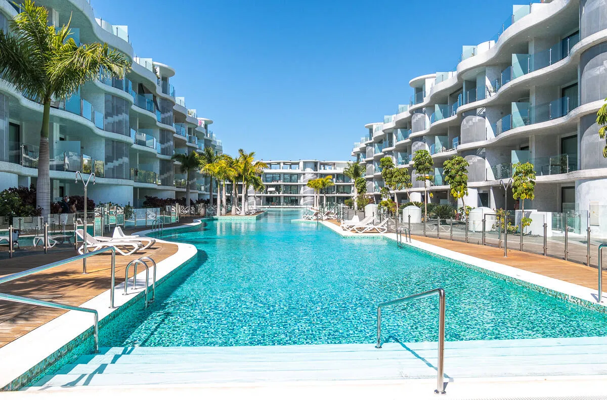 Moderno apartamento de dos dormitorios en el exclusivo complejo Las Olas en Palm-Mar, Arona
