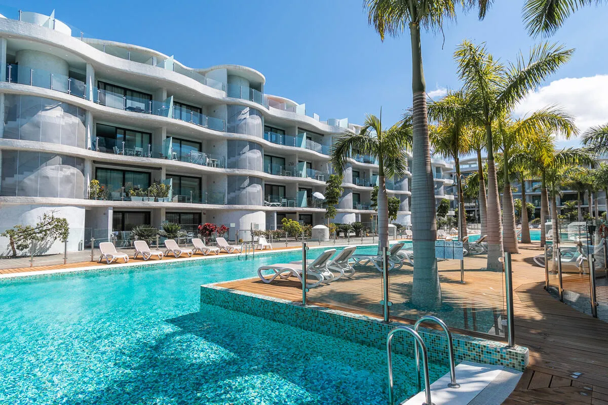 Moderno apartamento de dos dormitorios en el exclusivo complejo Las Olas en Palm-Mar, Arona