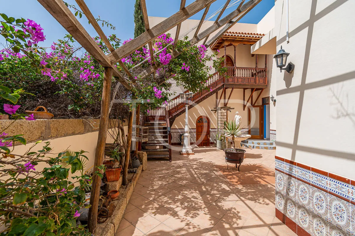 Romantisches Herrenhaus mit 6 Wohneinheiten in Costa  Adeje