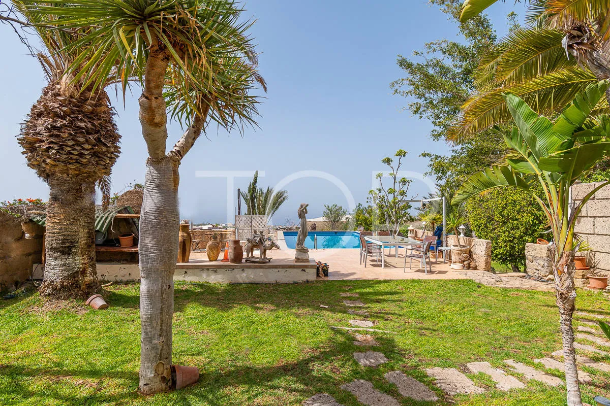 Romantisches Herrenhaus mit 6 Wohneinheiten in Costa  Adeje