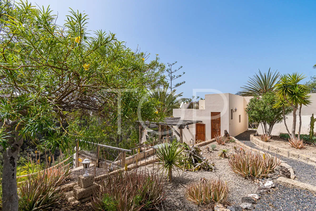 Romantisches Herrenhaus mit 6 Wohneinheiten in Costa  Adeje