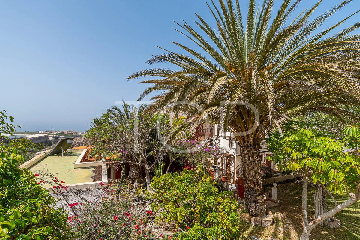 Romantisches Herrenhaus mit 6 Wohneinheiten in Costa  Adeje