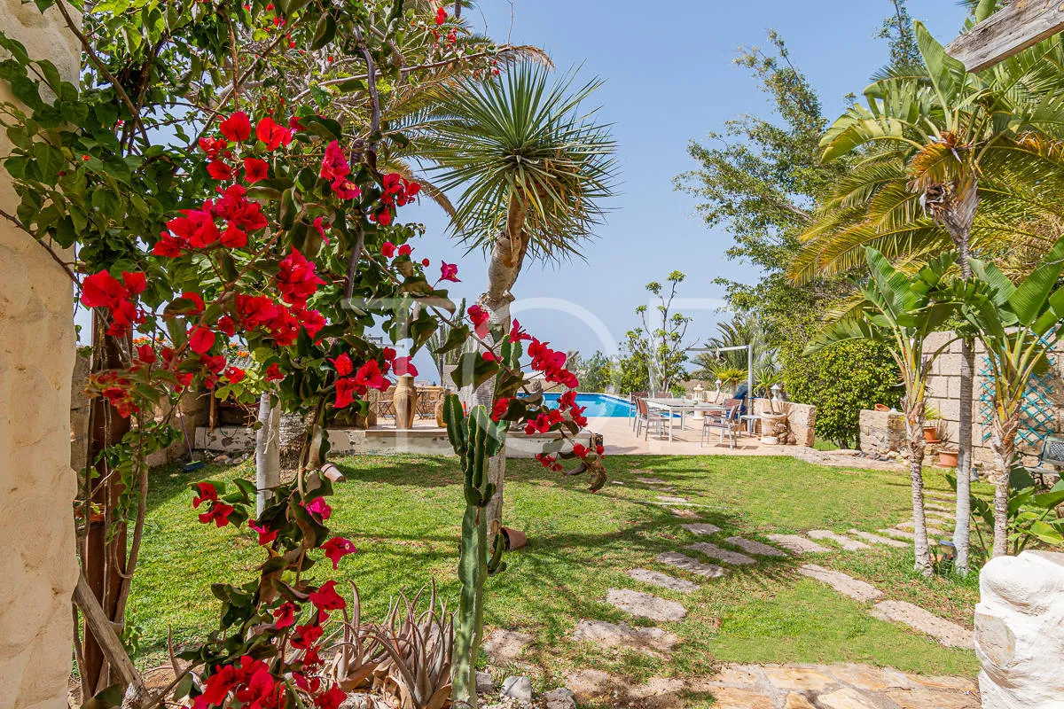 Romantisches Herrenhaus mit 6 Wohneinheiten in Costa  Adeje