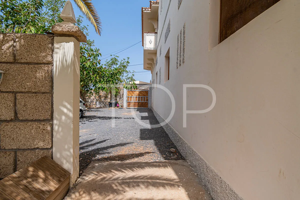 Romantisches Herrenhaus mit 6 Wohneinheiten in Costa  Adeje