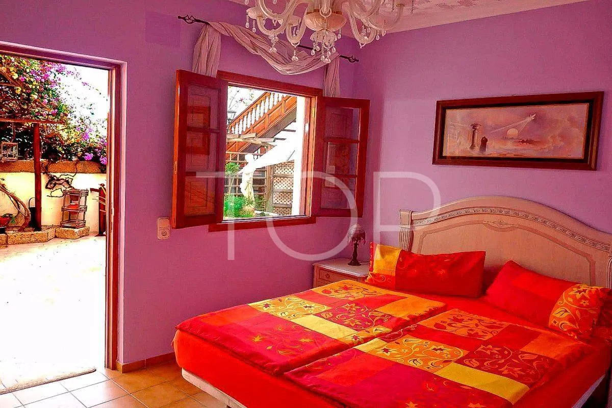 Romantisches Herrenhaus mit 6 Wohneinheiten in Costa  Adeje