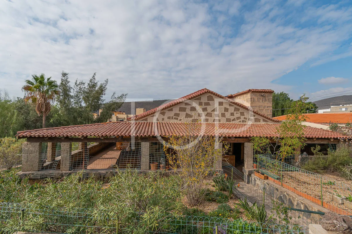 Preciosa casa canaria con gran jardín y vistas al mar en Aldea Blanca