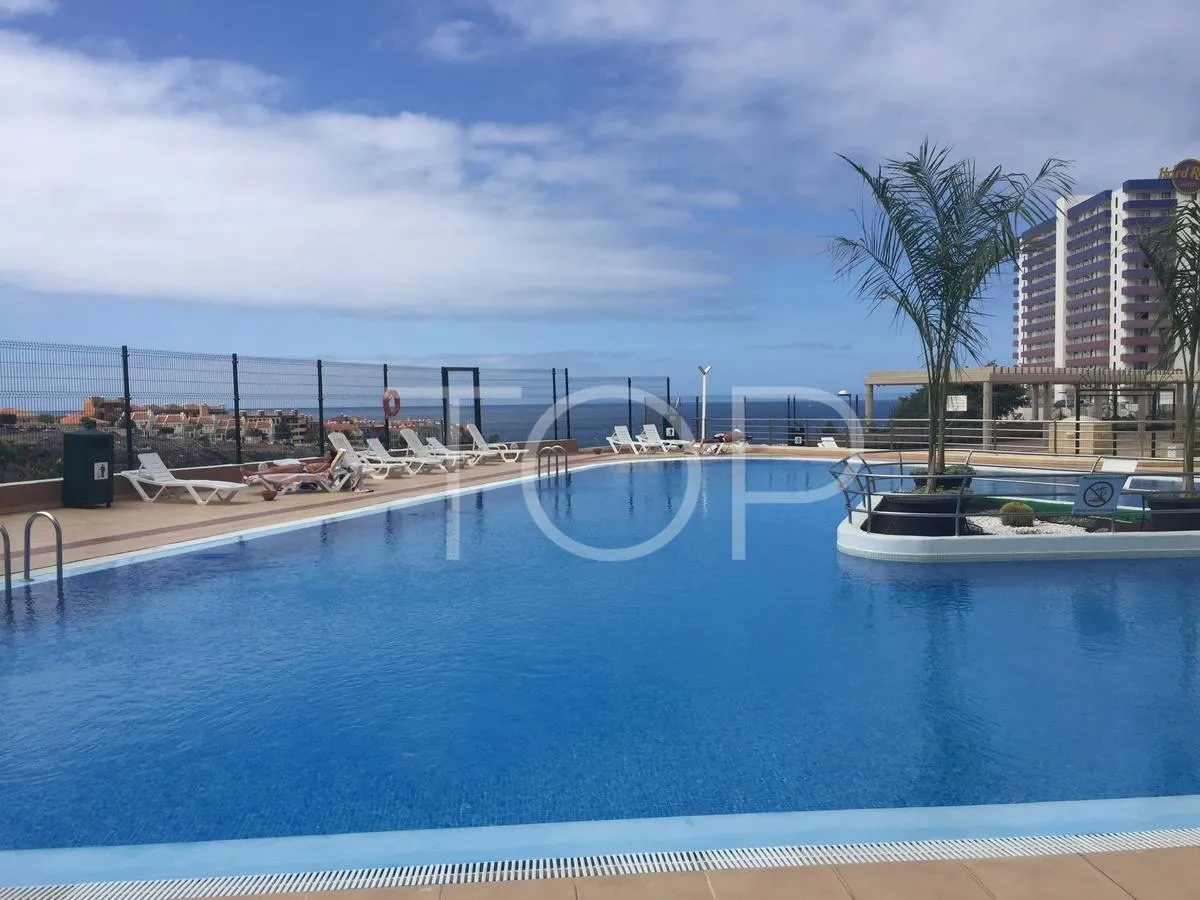 Top floor 2-bedroom apartment with partial sea views in Playa Paraiso