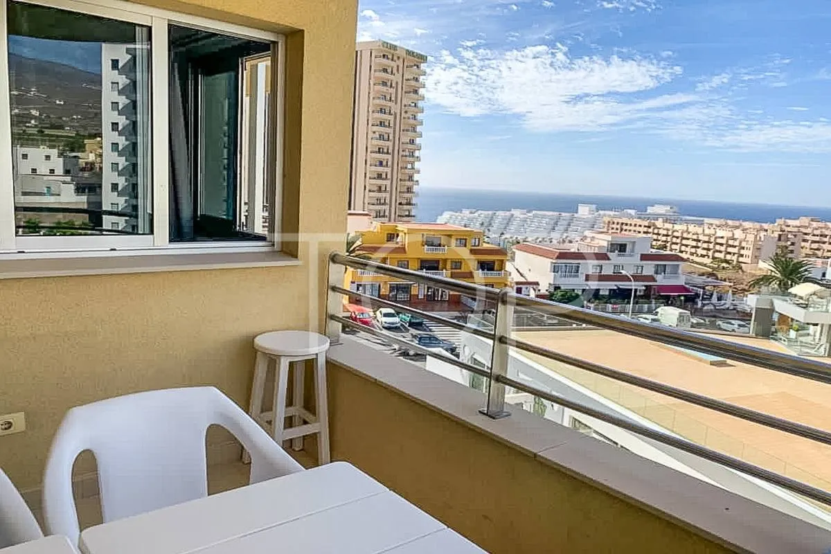 Top floor 2-bedroom apartment with partial sea views in Playa Paraiso