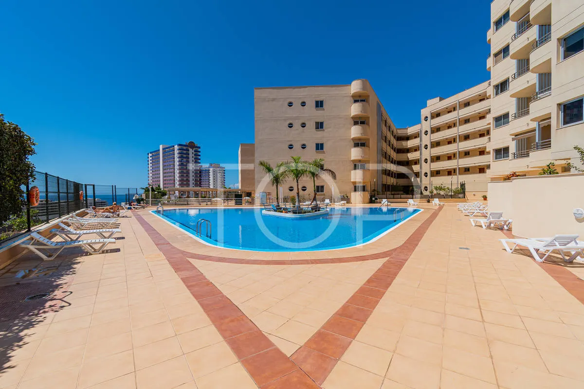 Top floor 2-bedroom apartment with partial sea views in Playa Paraiso