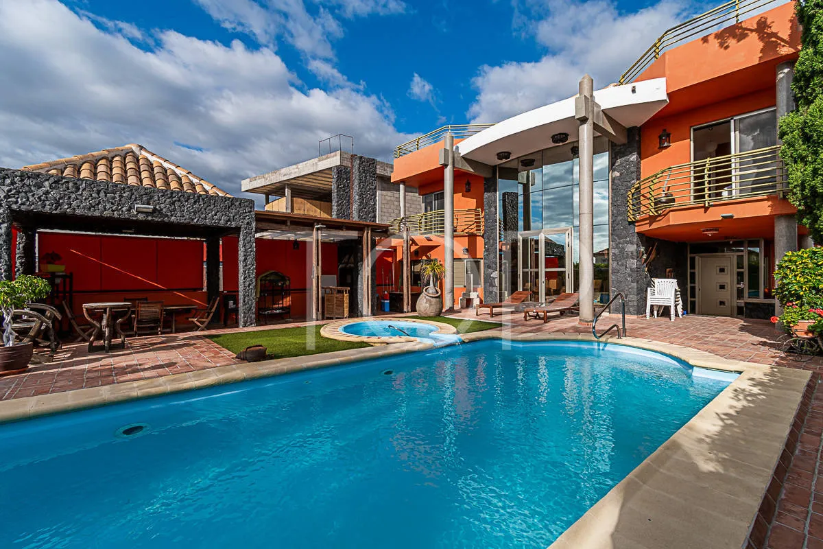 Chalet con piscina y almacén en Costa Adeje (El Madroñal) - A la venta