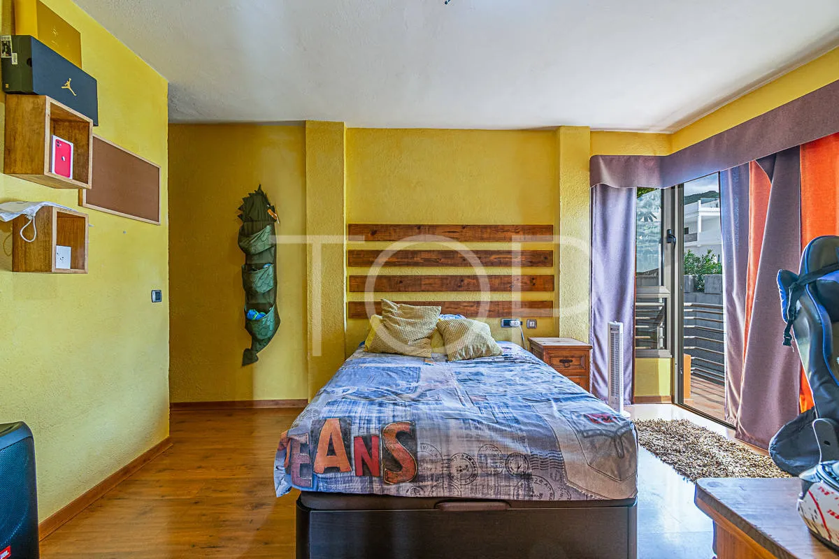 Chalet con piscina y almacén en Costa Adeje (El Madroñal) - A la venta