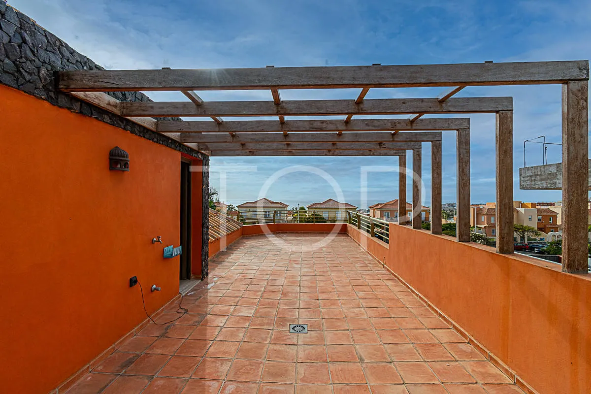 Chalet con piscina y almacén en Costa Adeje (El Madroñal) - A la venta