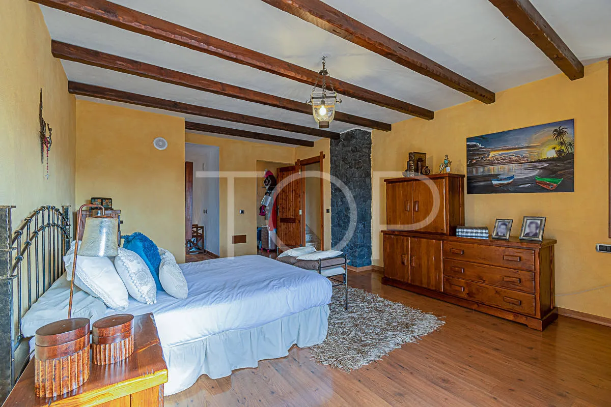 Chalet con piscina y almacén en Costa Adeje (El Madroñal) - A la venta
