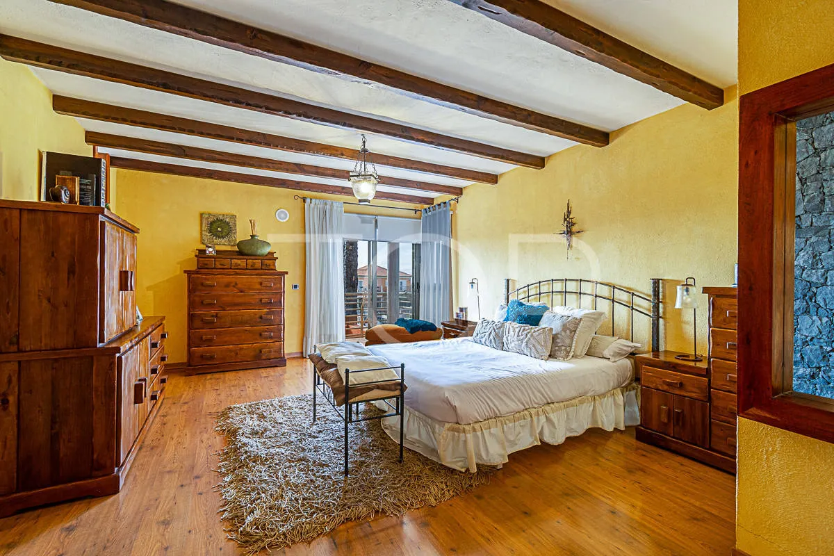 Chalet con piscina y almacén en Costa Adeje (El Madroñal) - A la venta
