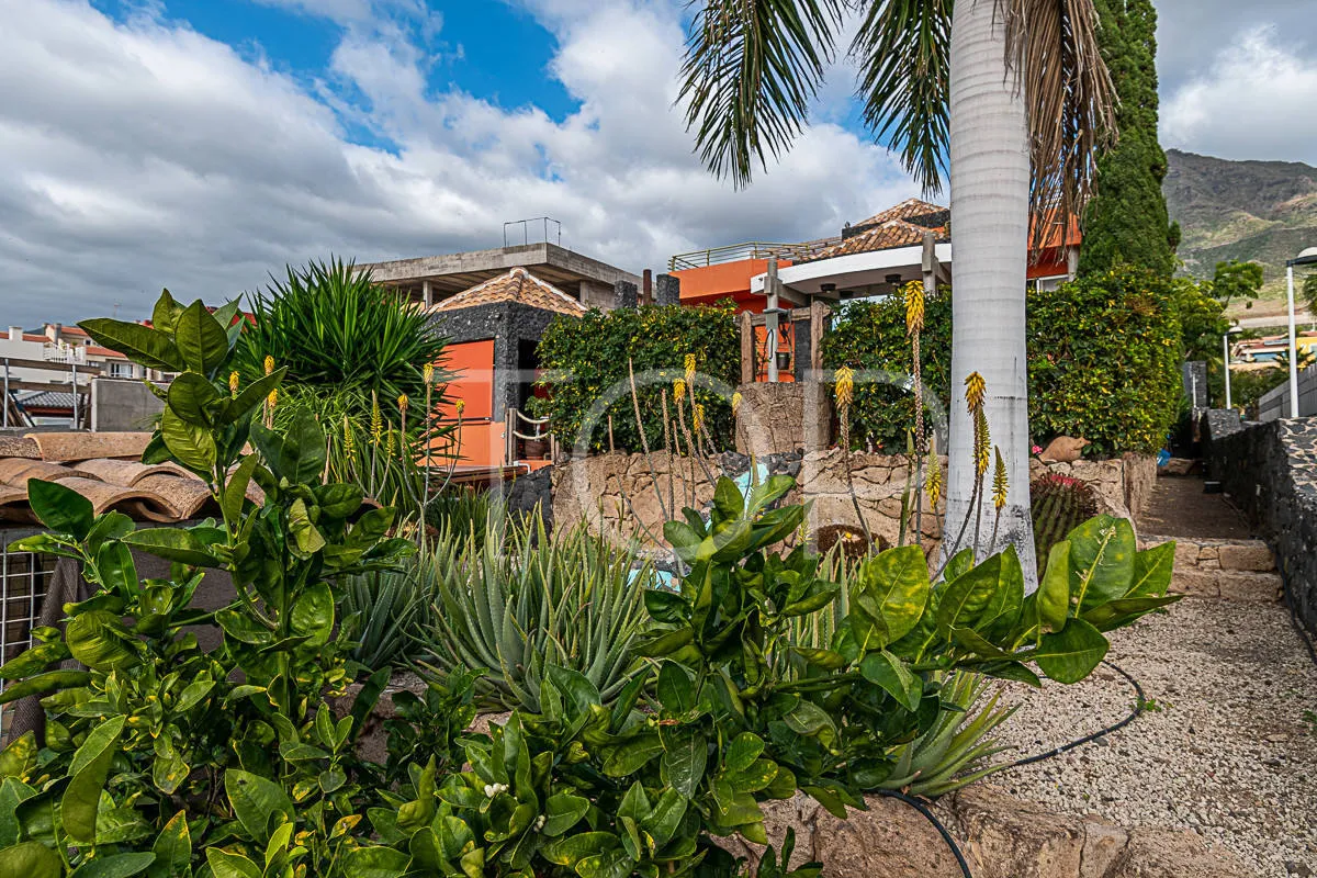 Chalet con piscina y almacén en Costa Adeje (El Madroñal) - A la venta