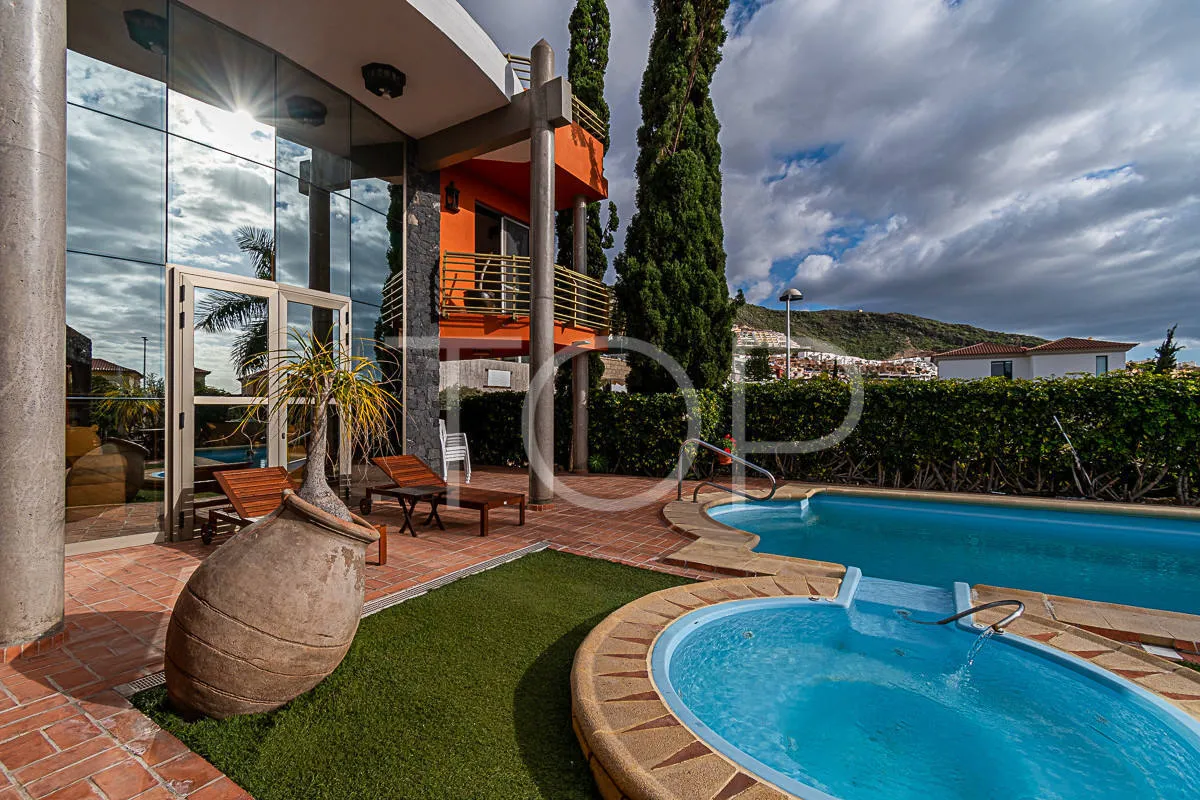 Chalet con piscina y almacén en Costa Adeje (El Madroñal) - A la venta