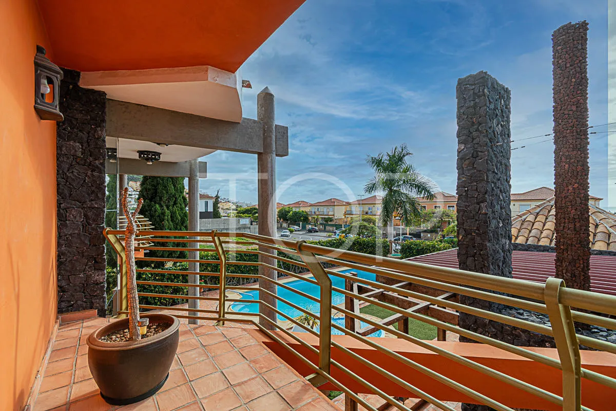 Chalet con piscina y almacén en Costa Adeje (El Madroñal) - A la venta