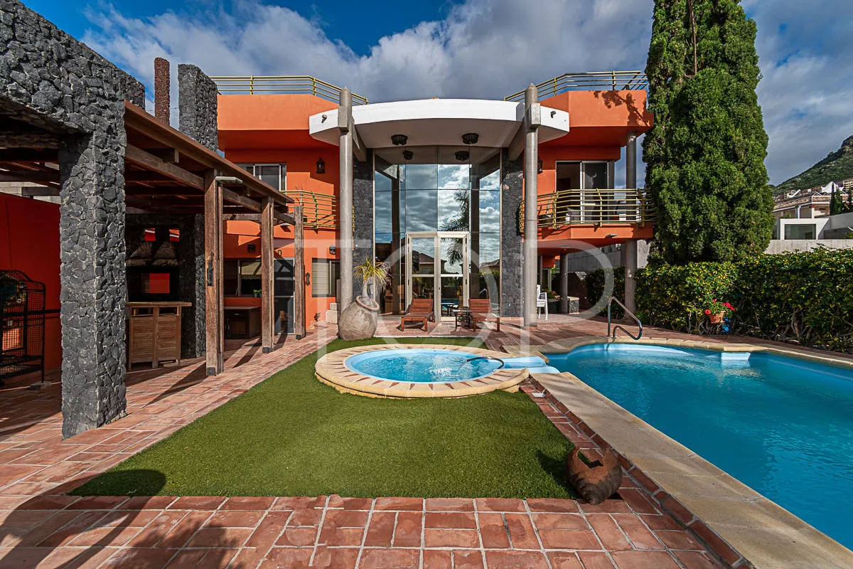 Chalet con piscina y almacén en Costa Adeje (El Madroñal) - A la venta