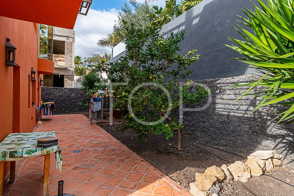 Chalet con piscina y almacén en Costa Adeje (El Madroñal) - A la venta
