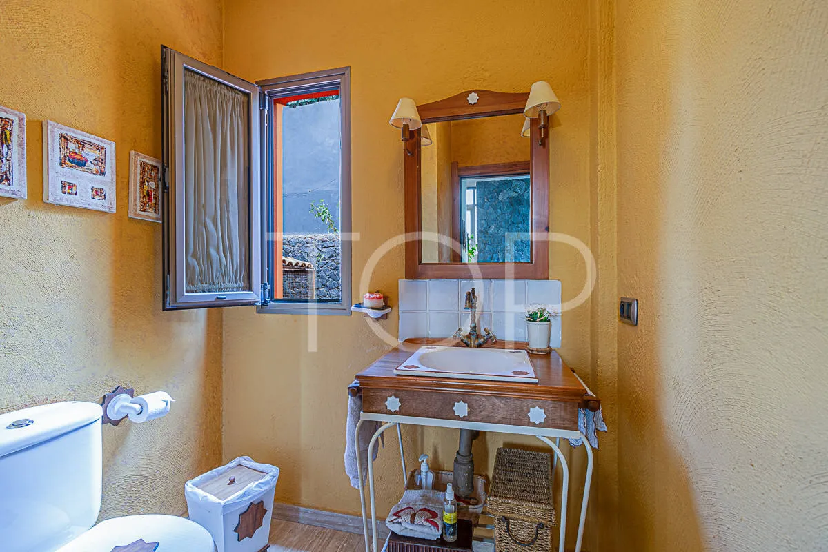 Chalet con piscina y almacén en Costa Adeje (El Madroñal) - A la venta
