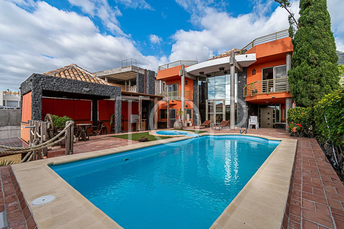 Chalet con piscina y almacén en Costa Adeje (El Madroñal) - A la venta
