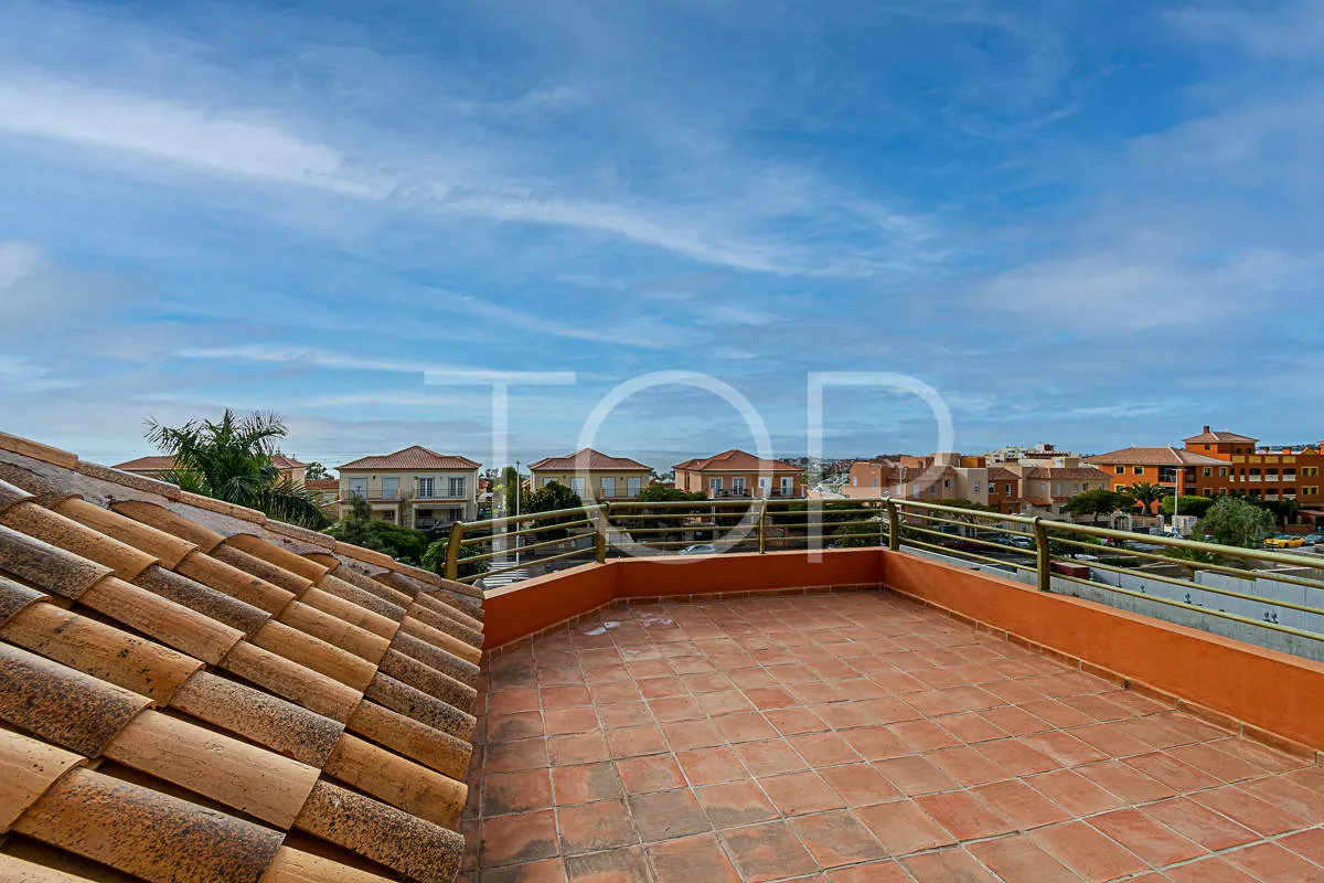 Chalet con piscina y almacén en Costa Adeje (El Madroñal) - A la venta