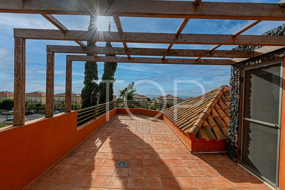 Chalet con piscina y almacén en Costa Adeje (El Madroñal) - A la venta