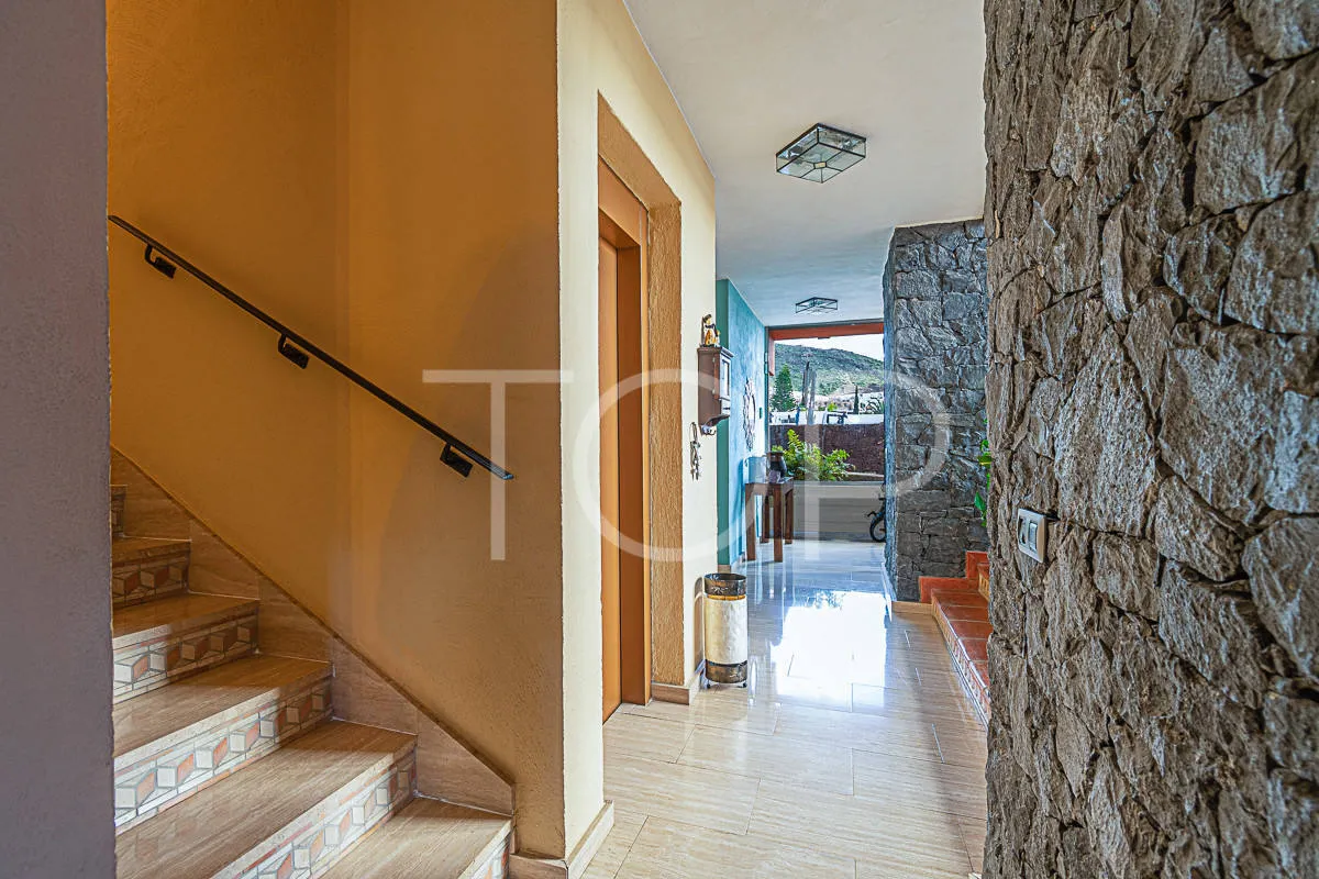 Chalet con piscina y almacén en Costa Adeje (El Madroñal) - A la venta