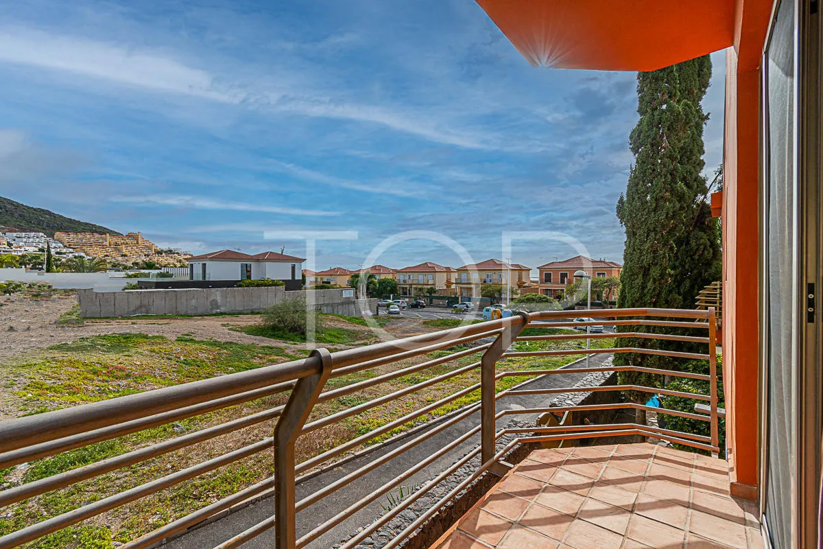 Chalet con piscina y almacén en Costa Adeje (El Madroñal) - A la venta