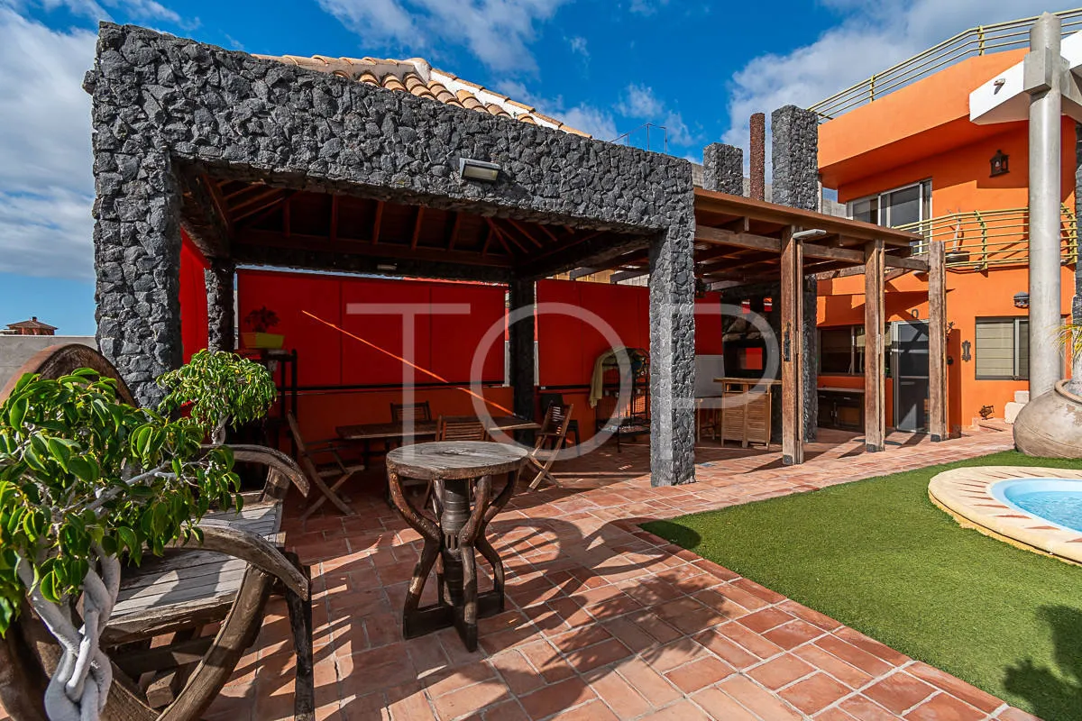 Chalet con piscina y almacén en Costa Adeje (El Madroñal) - A la venta