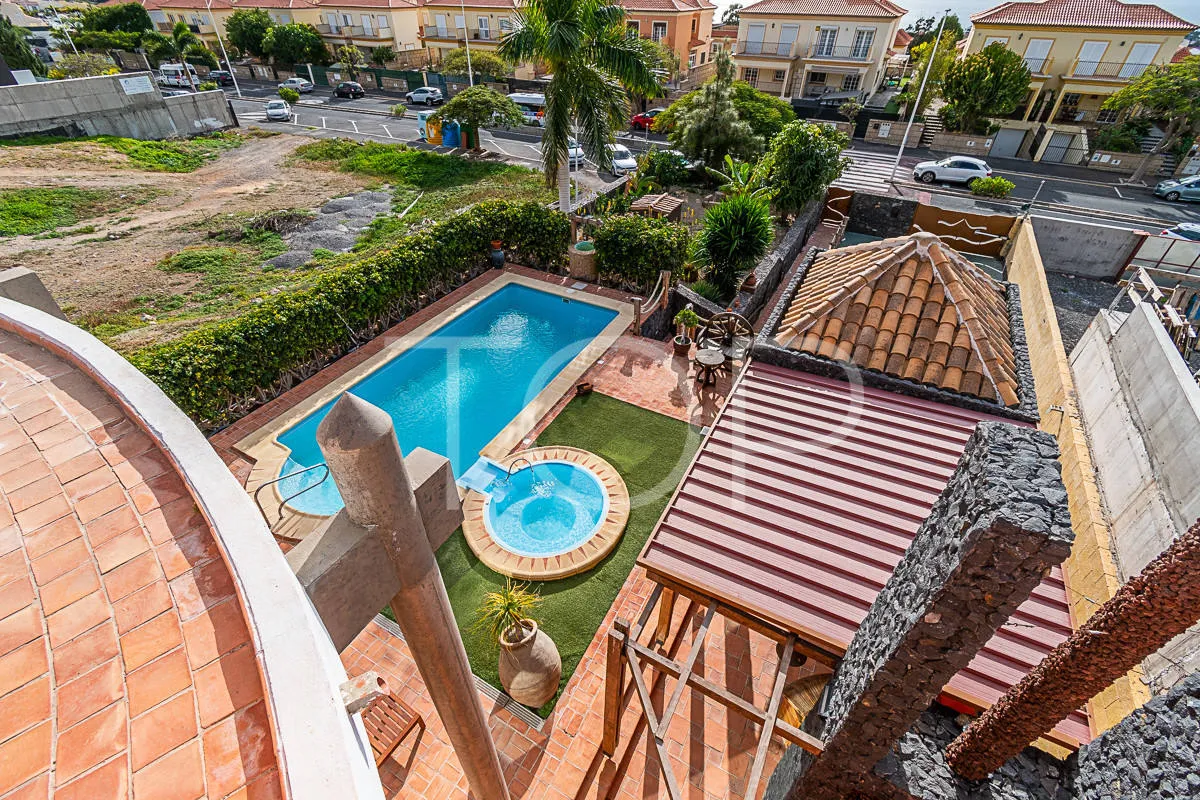 Chalet con piscina y almacén en Costa Adeje (El Madroñal) - A la venta