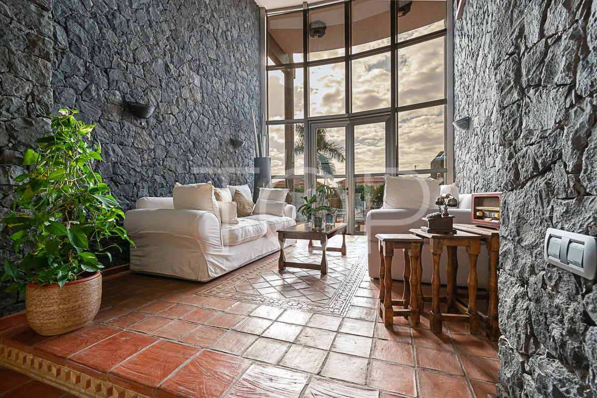 Chalet con piscina y almacén en Costa Adeje (El Madroñal) - A la venta