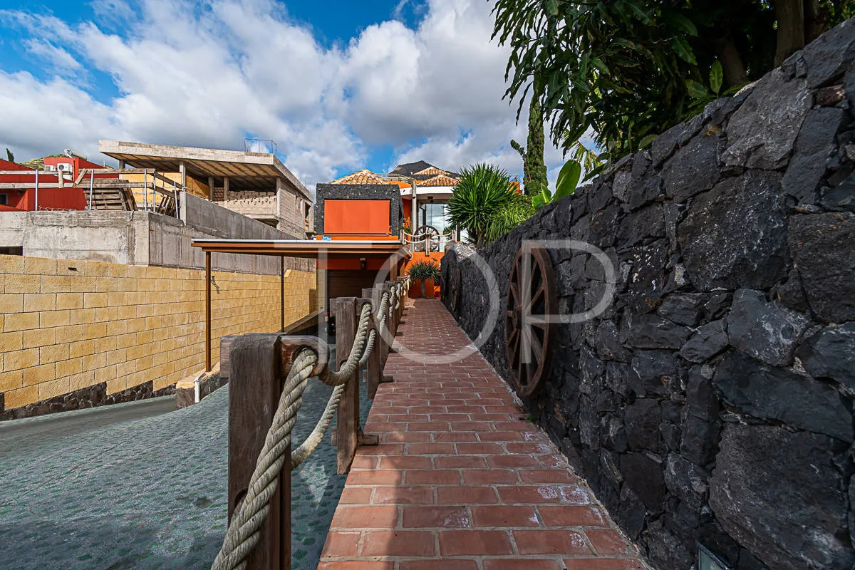 Chalet con piscina y almacén en Costa Adeje (El Madroñal) - A la venta