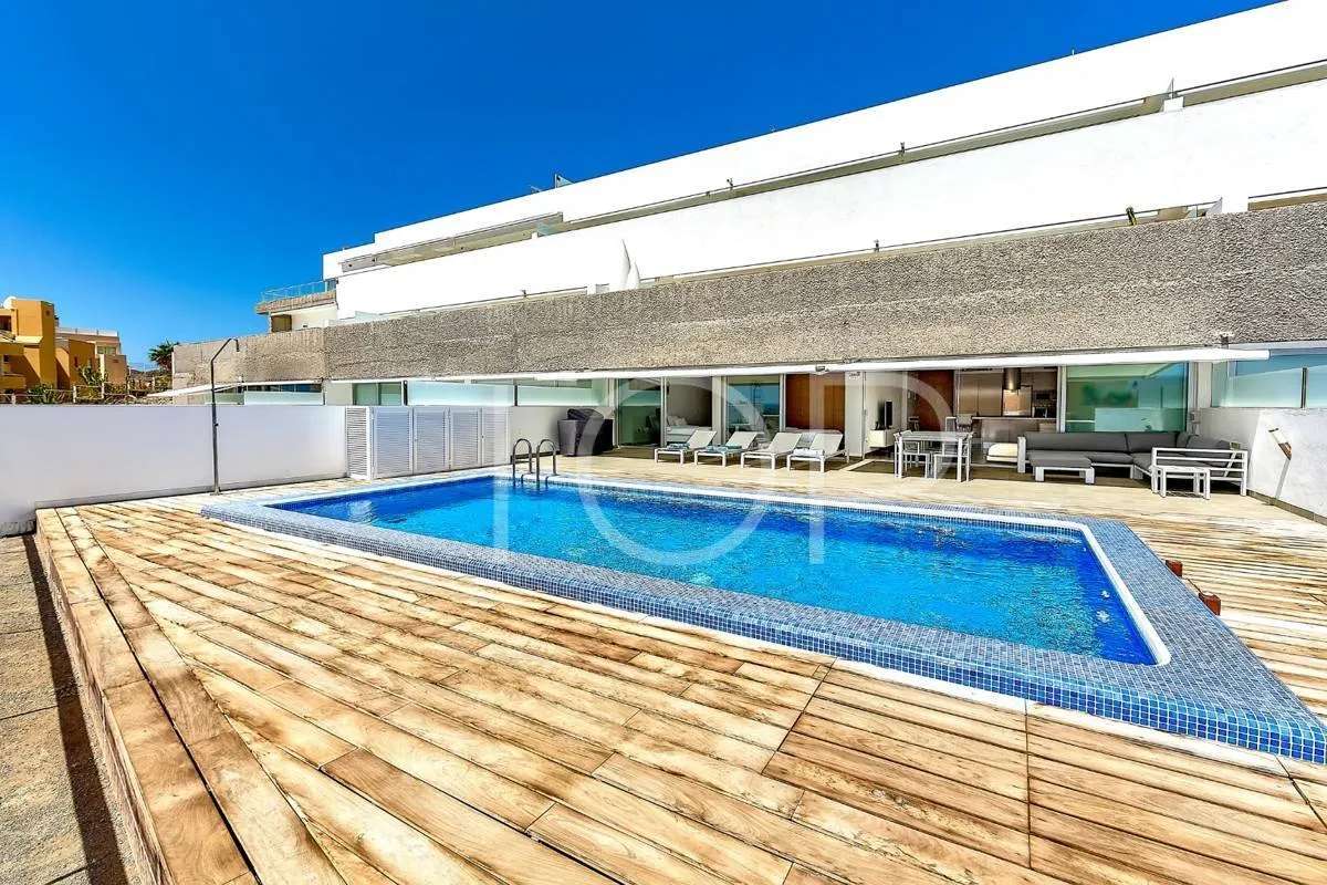 Apartamento de lujo con piscina privada en la exclusiva zona de La Caleta
