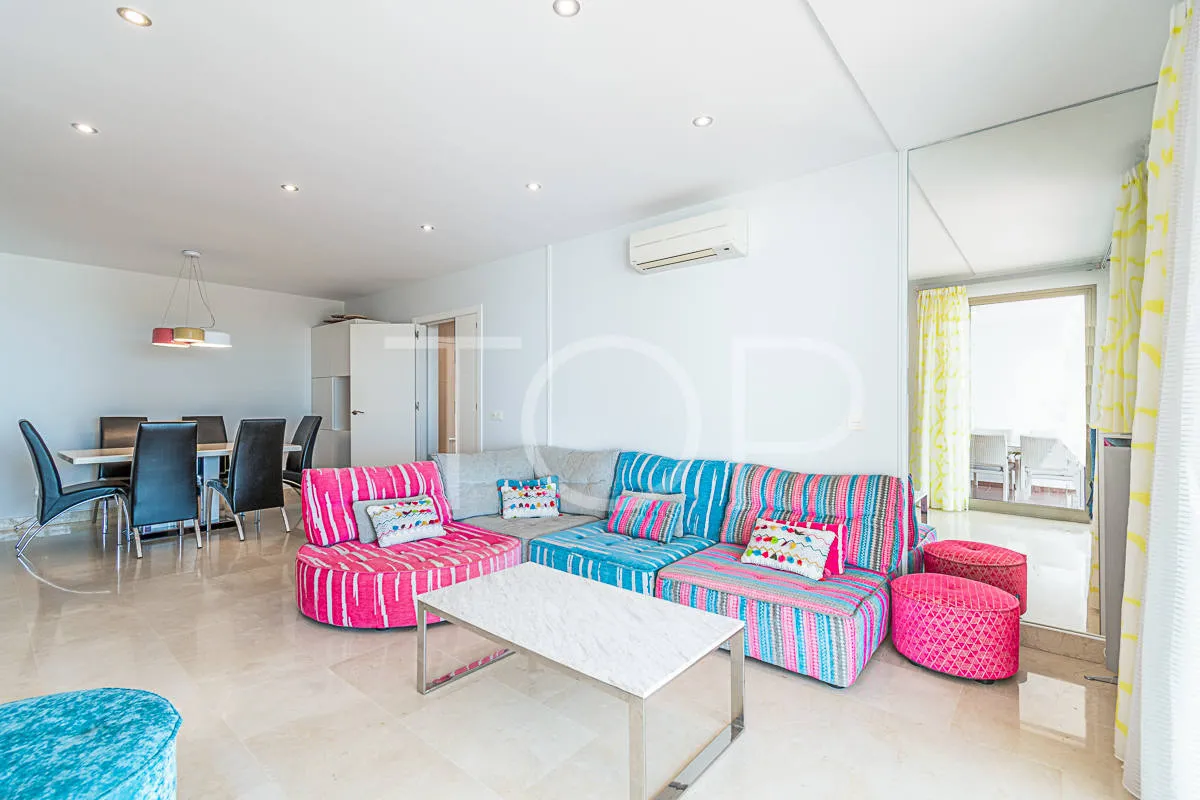 Maravilloso apartamento de 3 dormitorios con vistas al mar en venta en La Caleta