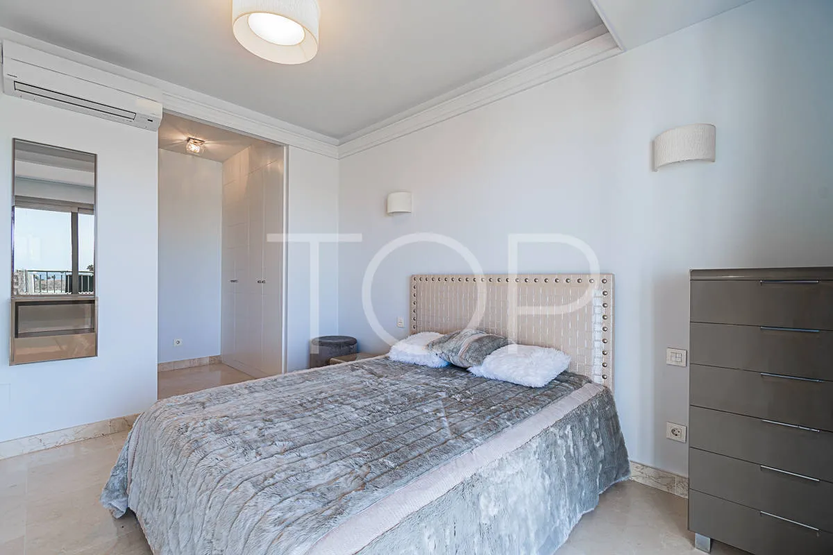 Maravilloso apartamento de 3 dormitorios con vistas al mar en venta en La Caleta