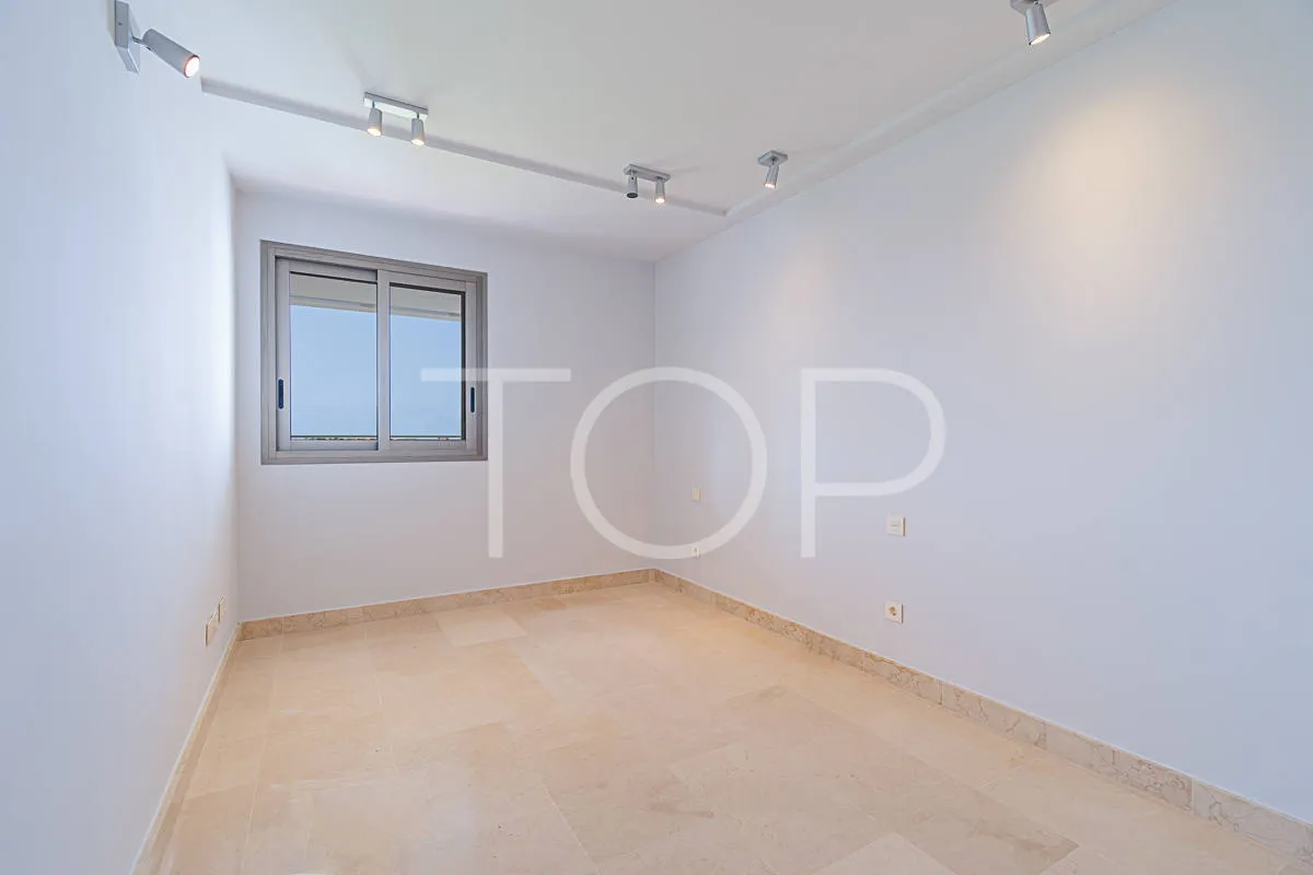 Maravilloso apartamento de 3 dormitorios con vistas al mar en venta en La Caleta