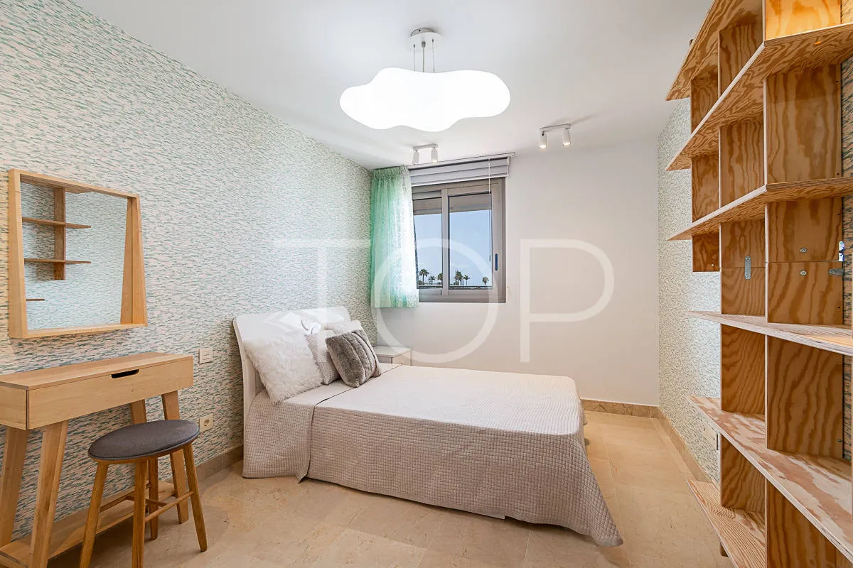 Maravilloso apartamento de 3 dormitorios con vistas al mar en venta en La Caleta