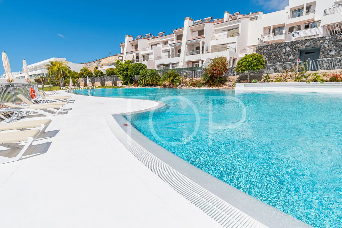 Maravilloso apartamento de 3 dormitorios con vistas al mar en venta en La Caleta