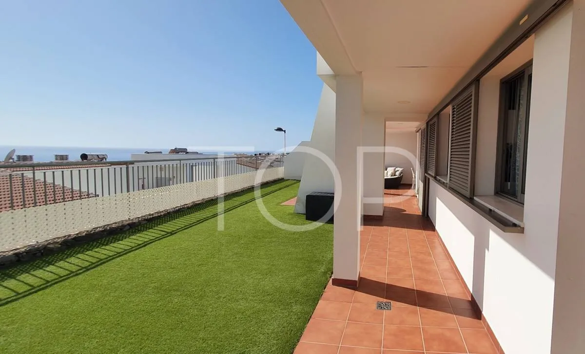 Maravilloso apartamento de 3 dormitorios con vistas al mar en venta en La Caleta