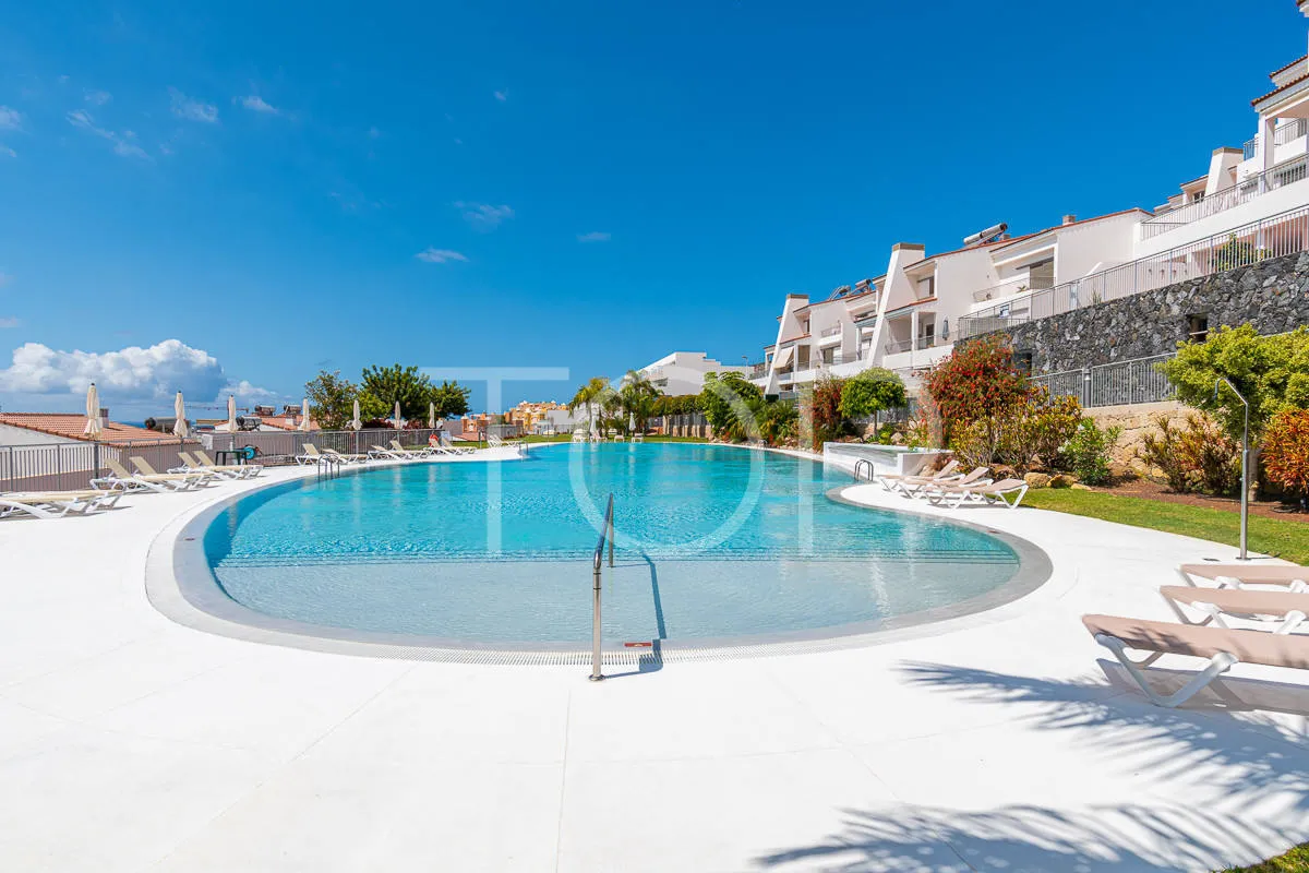 Maravilloso apartamento de 3 dormitorios con vistas al mar en venta en La Caleta
