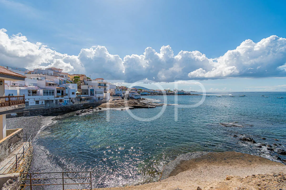 Maravilloso apartamento de 3 dormitorios con vistas al mar en venta en La Caleta