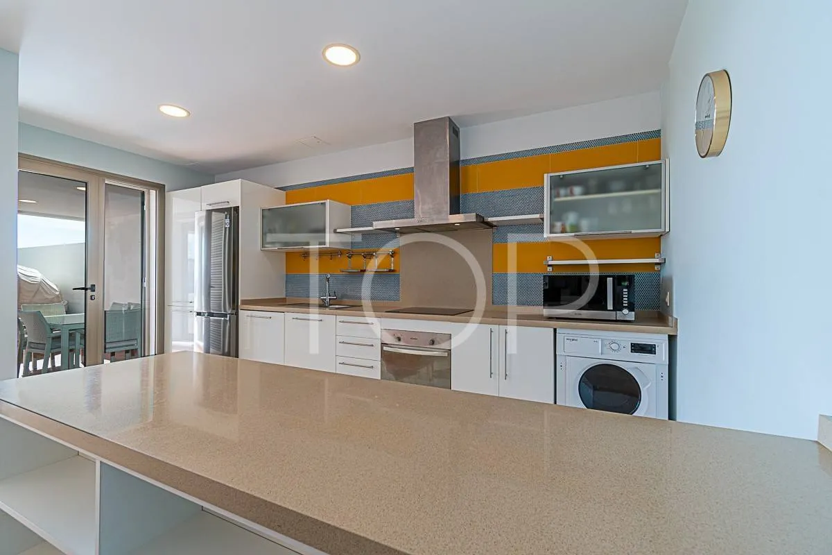 Maravilloso apartamento de 3 dormitorios con vistas al mar en venta en La Caleta