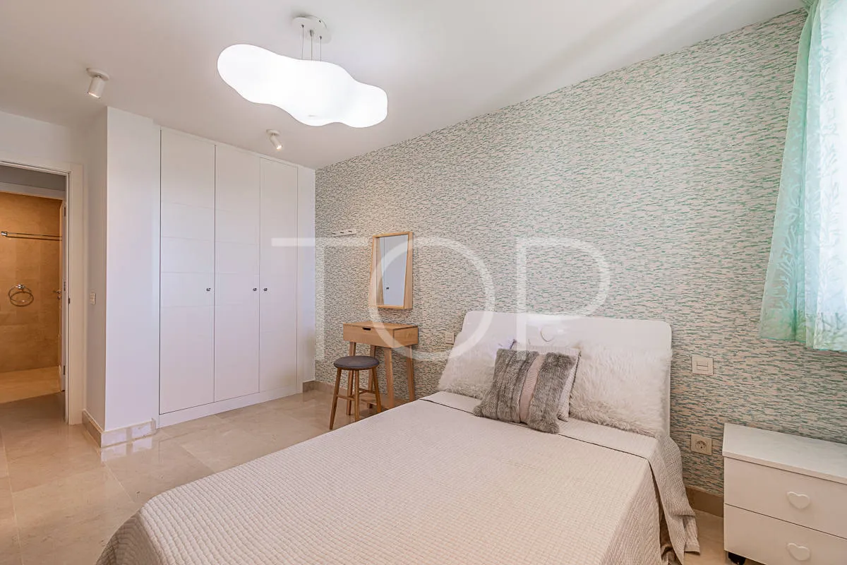 Maravilloso apartamento de 3 dormitorios con vistas al mar en venta en La Caleta