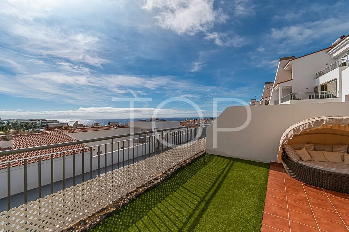 Maravilloso apartamento de 3 dormitorios con vistas al mar en venta en La Caleta