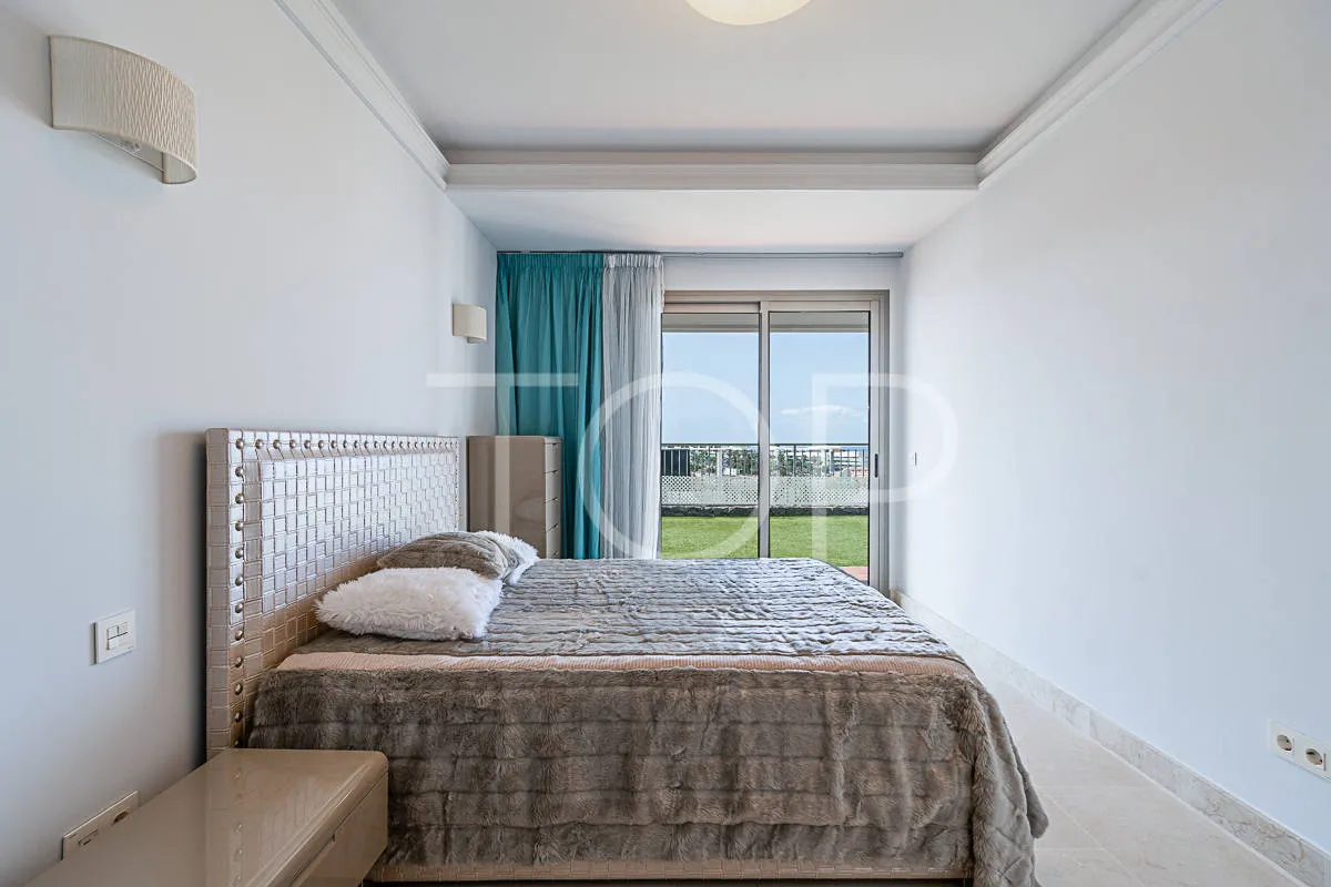 Maravilloso apartamento de 3 dormitorios con vistas al mar en venta en La Caleta
